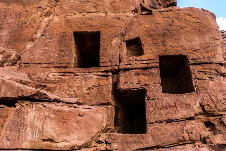 Al-Ula: Dadan & Jabal Ikmah Tour with Optional Pickup - How to look at rock art and inscriptions without getting lost