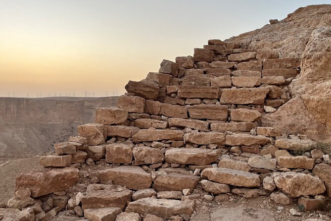 Edge of the World - Sunset schedule: tea, Saudi warmth, and lights from Dhurma and Al-Muzahimiyah