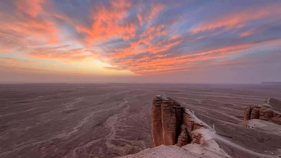 Edge of The World Riyadh,Camel Ride ,Bat Cave Visit & Dinner - Getting there from Saad Square, SUV on weekdays and a bus on weekends