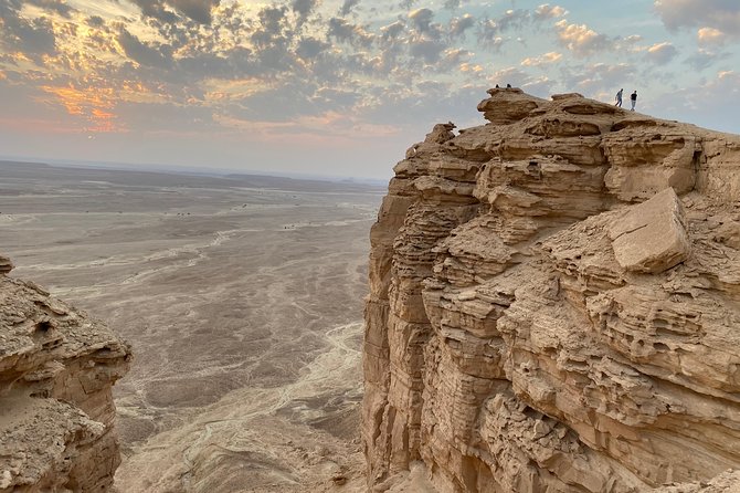 Edge of the World with 4x4 vehicles, sunset Dinner and stargazing - Why the Edge of the World feels different from a normal desert day