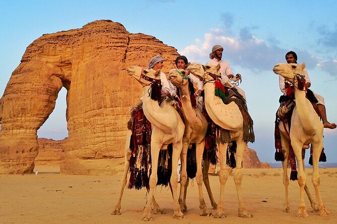 Elephant Rock Tour in AlUla - When the stands open after 4:30: coffee and a place to linger