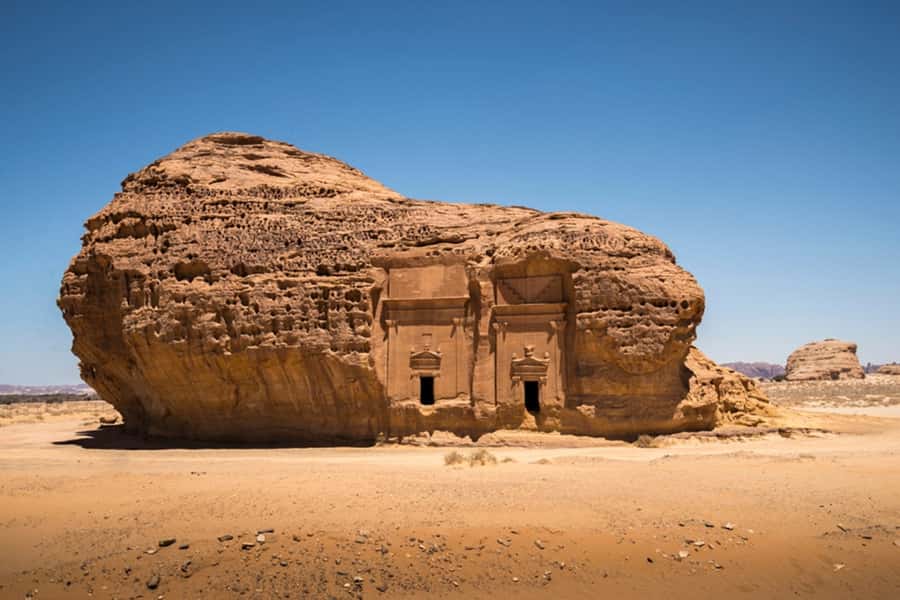 From AlUla: Hegra Tour - Jabal AlAhmar and Jabal Alkhuraymat photo stops
