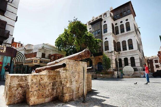 Guided Tour in Jeddah by local woman - Navigation tips: shoes, sun timing, and the reality of renovations