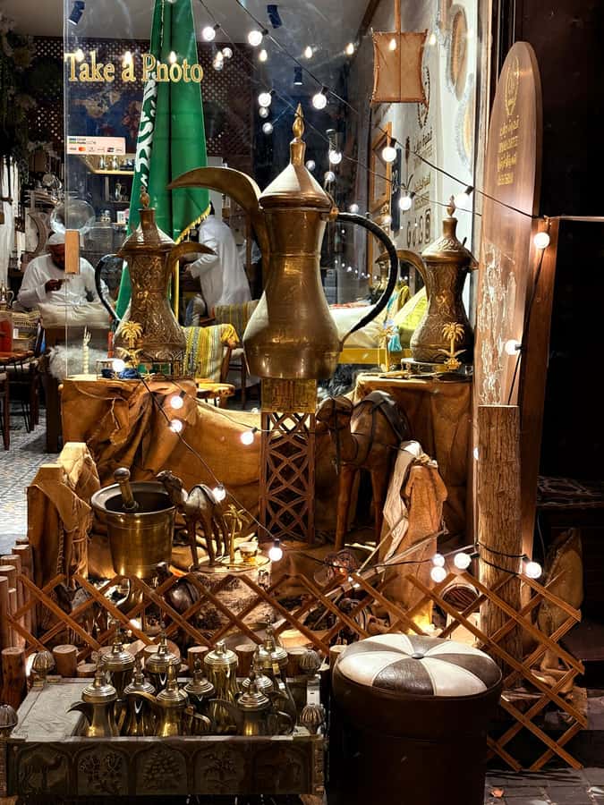Jeddah: Al-Balad Old Town Historical City Guided Tour - Tea, coffee, and local bites in Saudi Arabia
