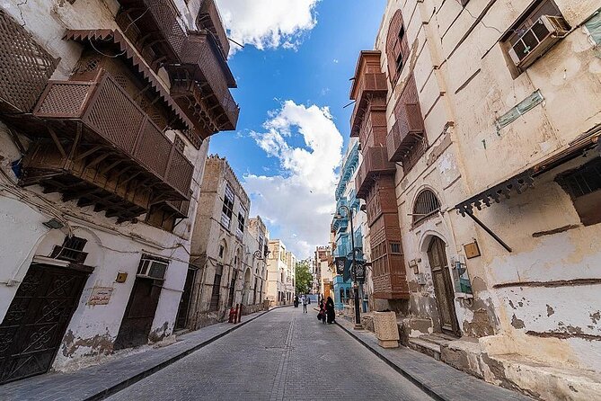 Jeddah Heritage Tour Unveiling History and Culture - The souq stop: where browsing turns into a cultural lesson