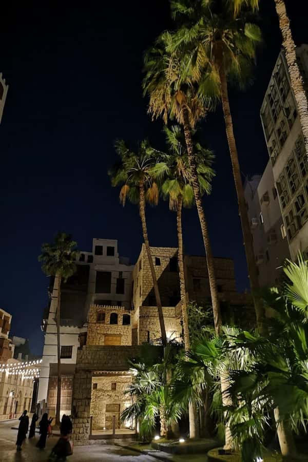 Jeddah: Historic District Tour by a Local licensed Guide - Shafei Mosque: A Fast Photo Stop With Real Context