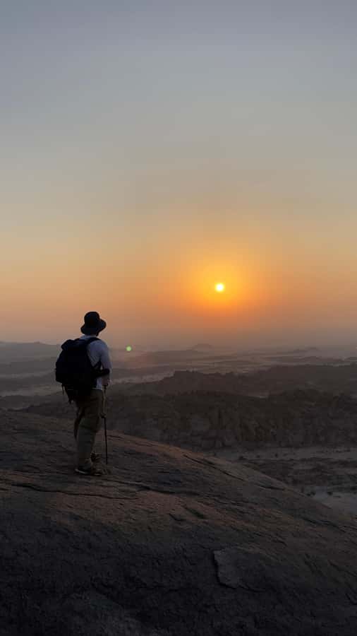 Jeddah: Moon Mountain Guided Hiking Tour with Snacks - Moon Mountain from Jeddah: why the views feel so different