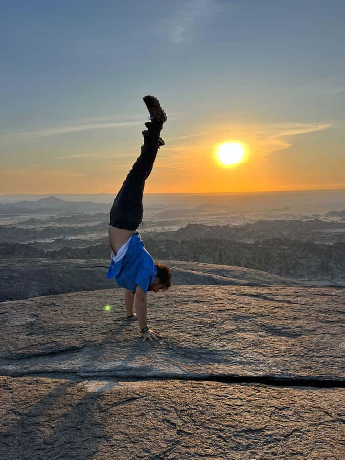 Jeddah: Moon Mountain Guided Hiking Tour with Snacks - Your guide in the mix: local stories in English and Arabic