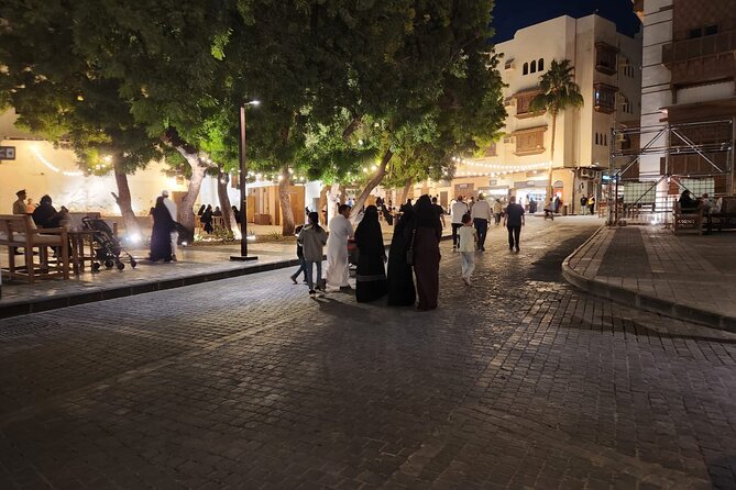 Private Tour in Historical Jeddah (ALBALAD) إكتشف جدة التاريخيه - Why the Al-Balad evening timing matters (4:00 PM to 10:00 PM)