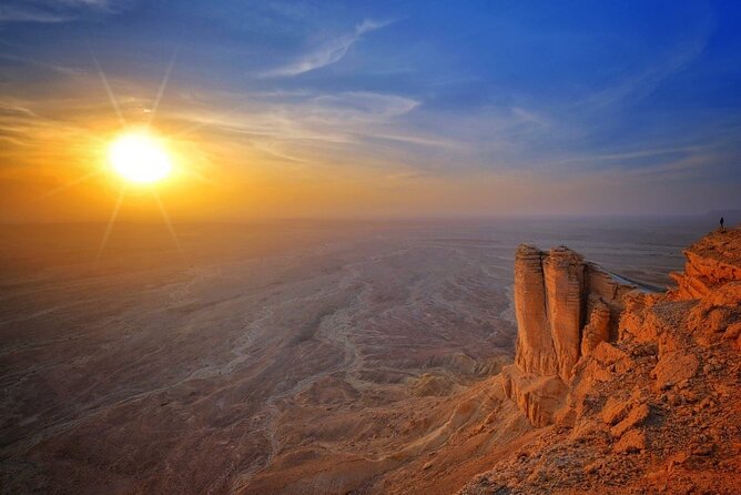 Private Trip to Edge Of The World Riyadh - The short walk to Edge of the World viewpoint