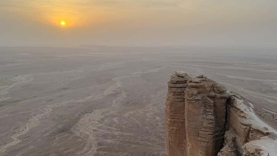 Riyadh: Edge Of The World and Bats Cave Tour by 4x4 - Edge of the World at sunset: the main event