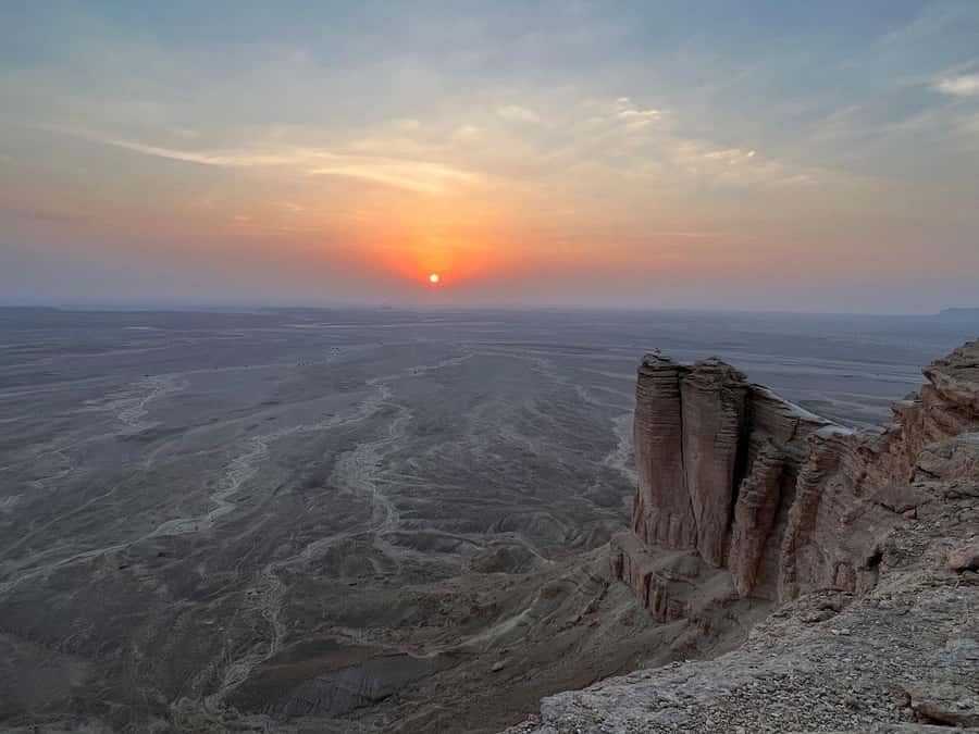 Riyadh: Edge of the World Private Guided Tour with dinner - Why the Edge of the World hike hits different at sunset