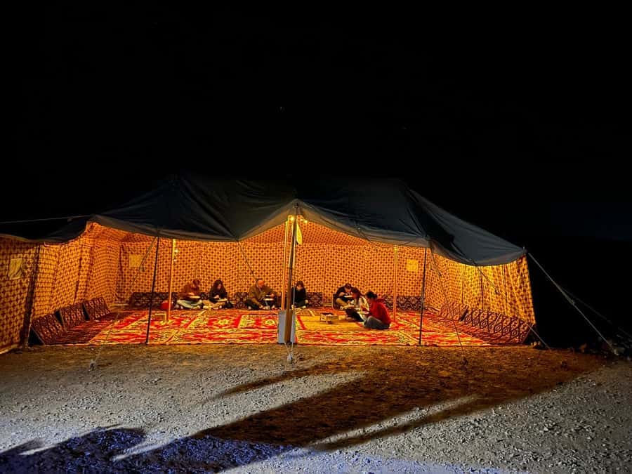 Riyadh: Edge of The World with dinner & Campsite Shared Tour - What the traditional meal is like (and how filling it feels)