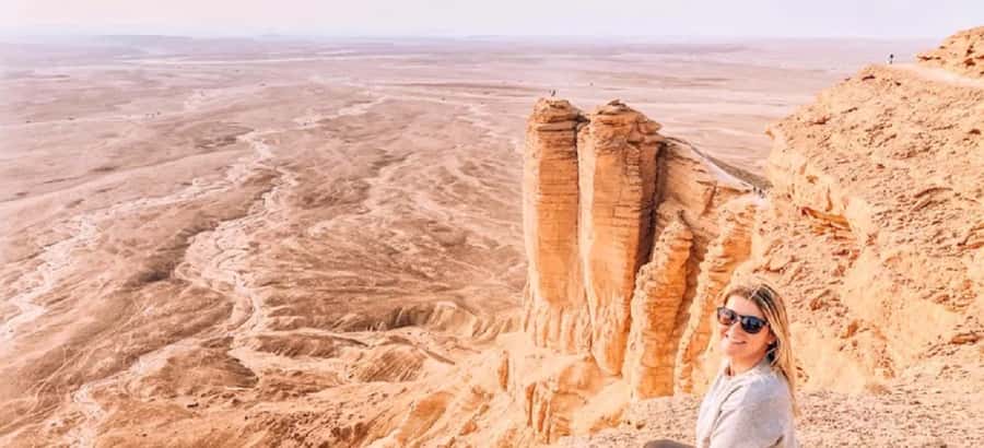 Riyadh: Private Edge of the World & Camel Trail with Lunch - First stop on arrival, photo time and a guided introduction to what you’re seeing