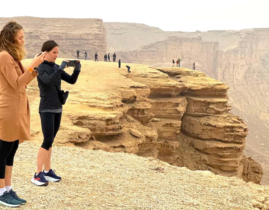 Riyadh Sunset Edge of the World & Deer Reserve 4WD Adventure - Standing on the Edge: guided hike across multiple peaks
