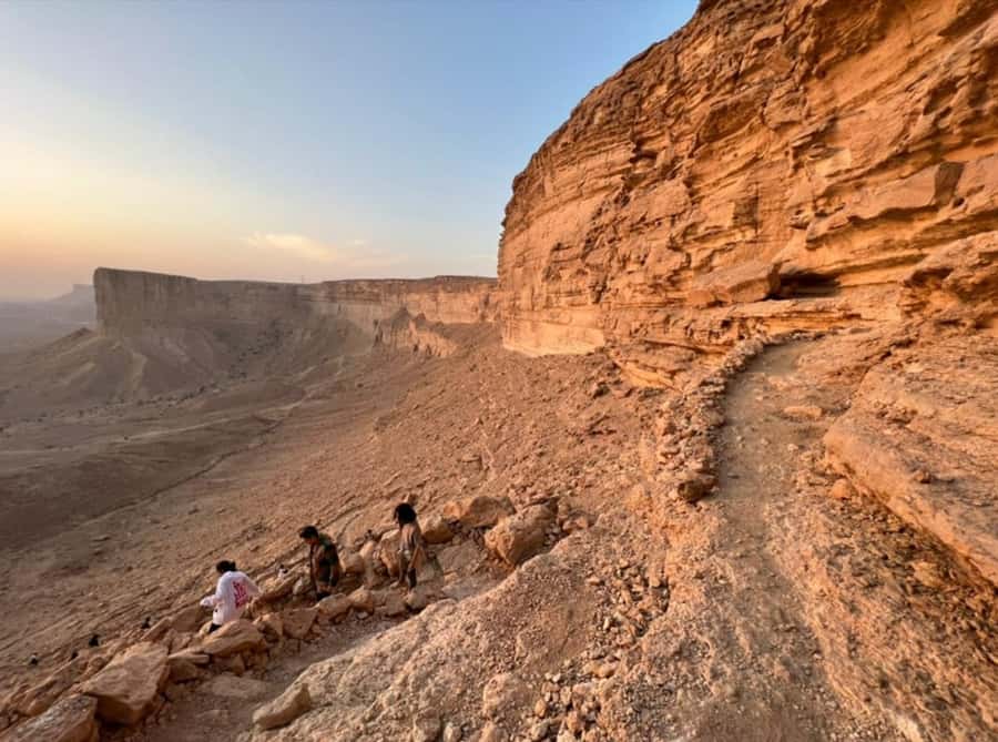 Riyadh: Trip to Edge of the World - Walking the Darb Al-Manjoor route: descent, pacing, and recovery